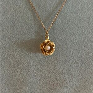 Elegant Flower Pendant Necklace